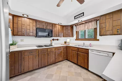 Kitchen - 2007 Frontage Rd, Schofield, WI 54476 photo 2 of 4