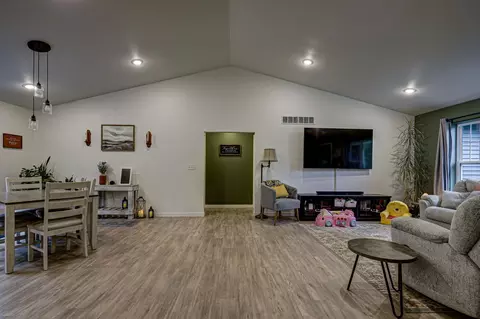 Living - 1511 Pine Notch Ln, Tomahawk, WI 54487 photo 2 of 2