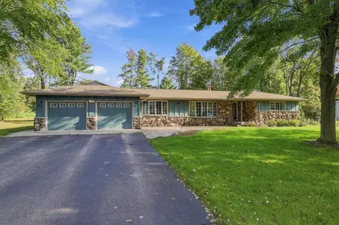 1911 Shamrock Ln, Wisconsin Rapids, WI 54494