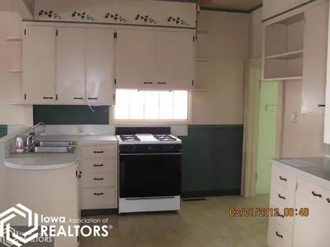 322 NW 2nd St, Hampton, IA 50441 photo 2