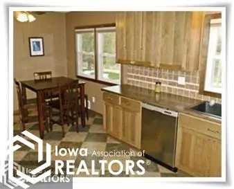 402 10th St SE, Hampton, IA 50441 photo 3
