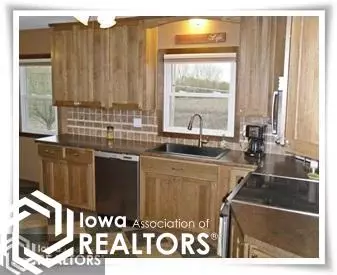 402 10th St SE, Hampton, IA 50441 photo 2