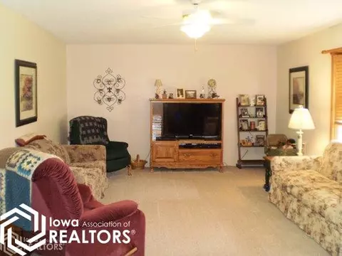215 4th St NW, Hampton, IA 50441 photo 2