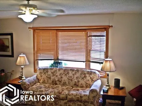 215 4th St NW, Hampton, IA 50441 photo 3