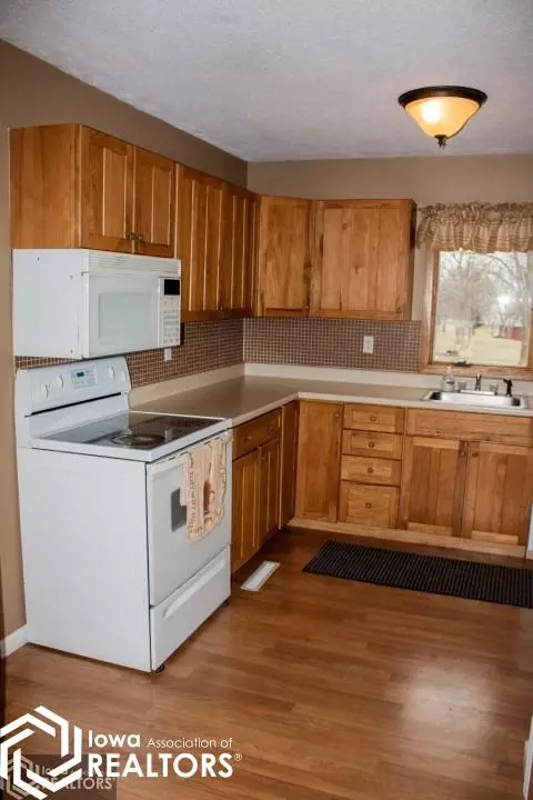 309 9th St NW, Hampton, IA 50441 photo 3