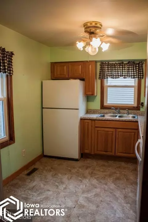 521 4th Ave SW, Hampton, IA 50441 photo 2