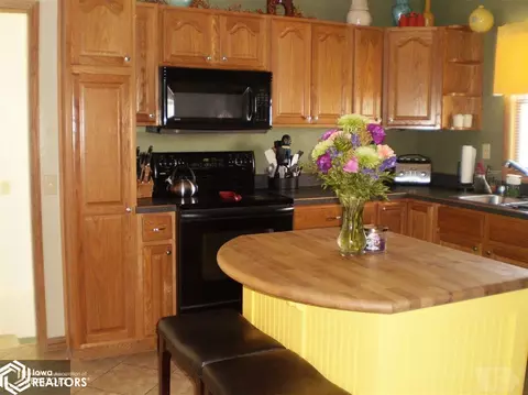 221 3rd St SE, Hampton, IA 50441 photo 2