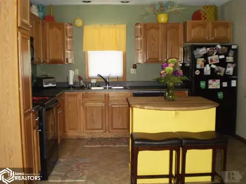 221 3rd St SE, Hampton, IA 50441 photo 3