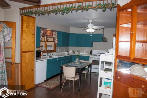 409 6th St SW, Hampton, IA 50441 photo 3