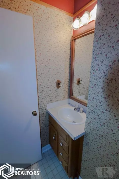 509 Central Ave E, Hampton, IA 50441 photo 32