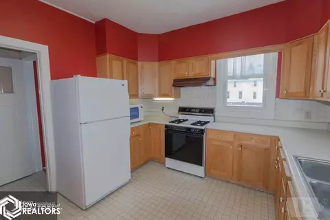 509 Central Ave E, Hampton, IA 50441 photo 3