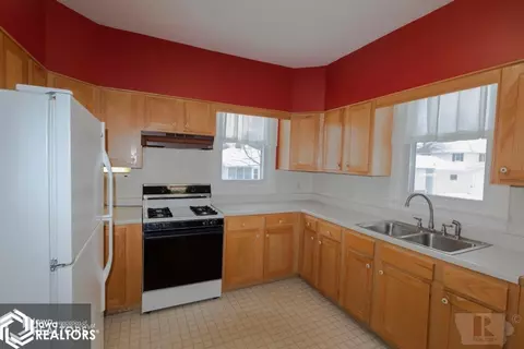 509 Central Ave E, Hampton, IA 50441 photo 2