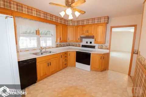 41 Windsor Blvd, Hampton, IA 50441 photo 2