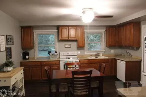 821 S 5th St SW, Hampton, IA 50441 photo 9