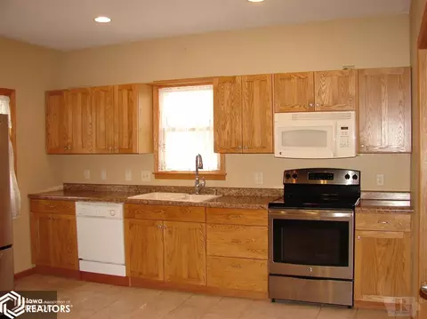 310 E Pine St, Winfield, IA 52659 photo 2