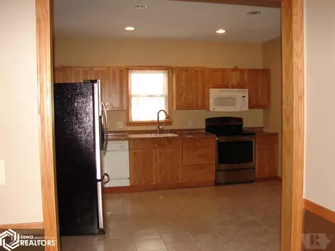 310 E Pine St, Winfield, IA 52659 photo 3