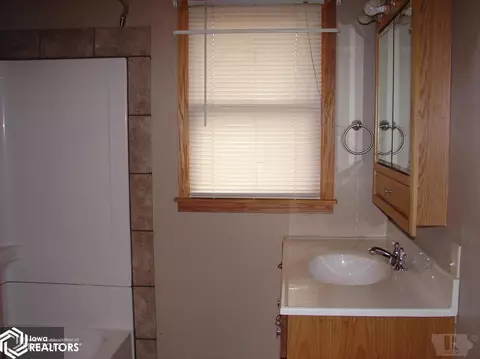 310 E Pine St, Winfield, IA 52659 photo 9