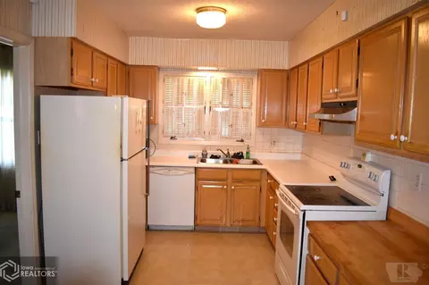 415 E Wall St, Centerville, IA 52544 photo 2