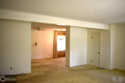415 E Wall St, Centerville, IA 52544 photo 9