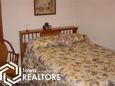 515 E Maple St, Centerville, IA 52544 photo 9