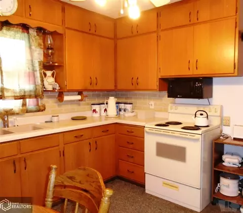420 E Walnut, Centerville, IA 52544 photo 4