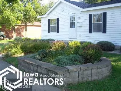 609 Locust St, Carthage, IL 62321 photo 2