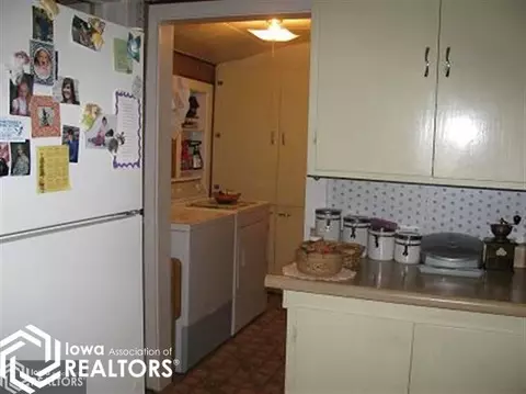 403 1st St, Eldon, IA 52554 photo 5