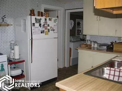 403 1st St, Eldon, IA 52554 photo 4