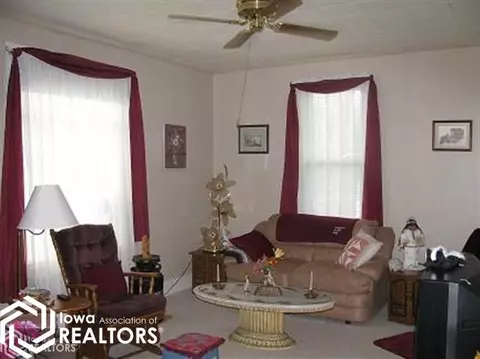 403 1st St, Eldon, IA 52554 photo 2