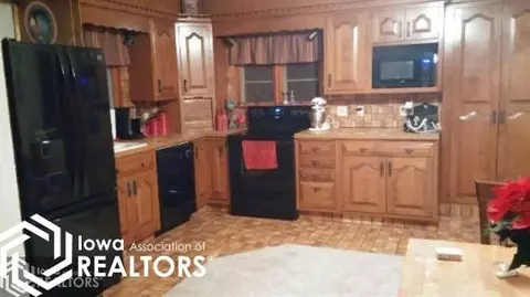 122 N 7th St, Centerville, IA 52544 photo 2