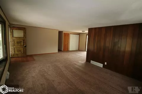 427 E Washington, Centerville, IA 52544 photo 3