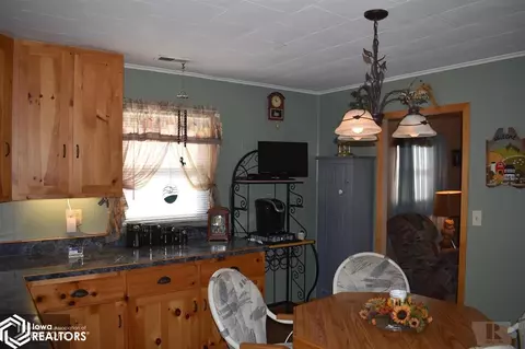 111 E Merion, Centerville, IA 52544 photo 24