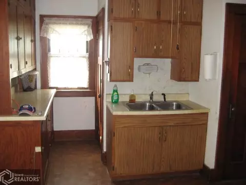 402 3rd St, Perry, IA 50220 photo 4