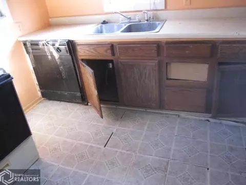 808 Fourth St, Perry, IA 50220 photo 2