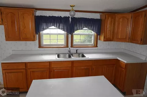 227 E 5th Ave, Dedham, IA 51440 photo 7