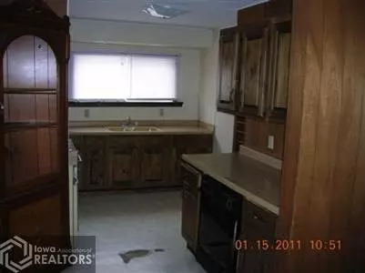 112 E Washington St, Shell Rock, IA 50670 photo 3