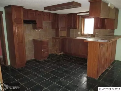 215 3rd St NE, Hampton, IA 50441 photo 4