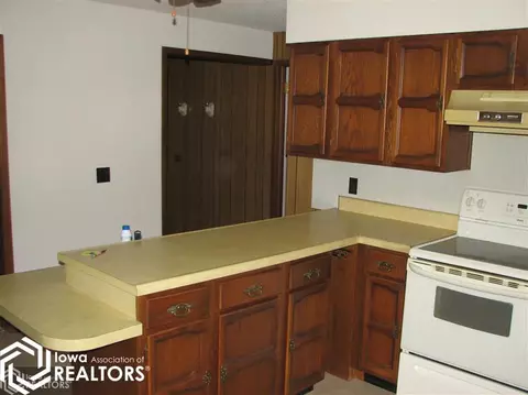 706 3rd St, Garwin, IA 50632 photo 4