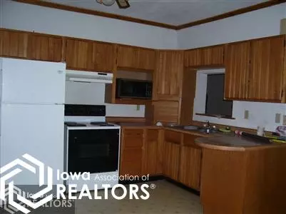313 Walnut St, Conrad, IA 50621 photo 2
