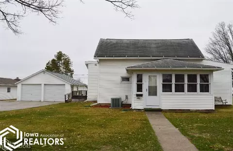 404 E 9th St, Vinton, IA 52349 photo 1