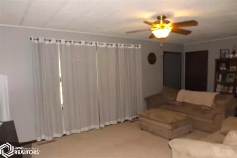 402 E Walnut St, Conrad, IA 50621 photo 11