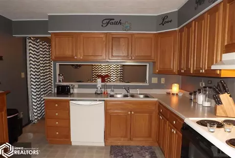 402 E Walnut St, Conrad, IA 50621 photo 5