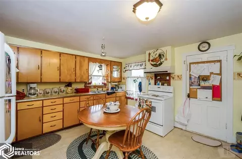 112 E 2nd, Brooklyn, IA 52211 photo 3