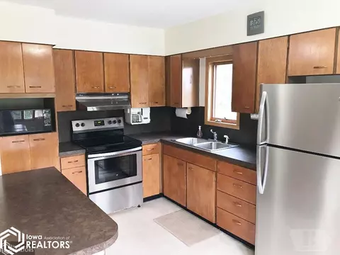 313 Charles St, Conrad, IA 50621 photo 7