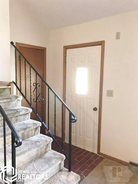 313 Charles St, Conrad, IA 50621 photo 2