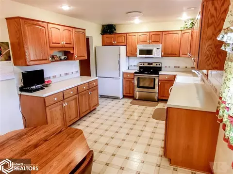 403 3rd St, Garwin, IA 50632 photo 2