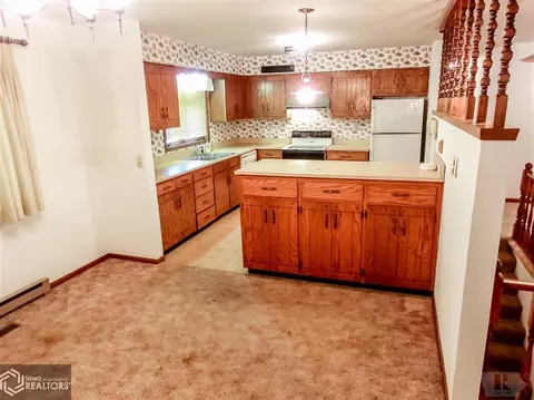 118 E High St, Conrad, IA 50621 photo 5