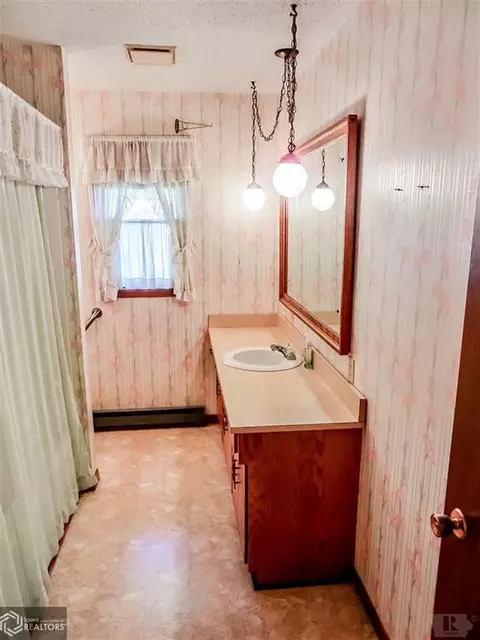 118 E High St, Conrad, IA 50621 photo 14