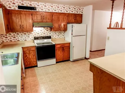 118 E High St, Conrad, IA 50621 photo 6