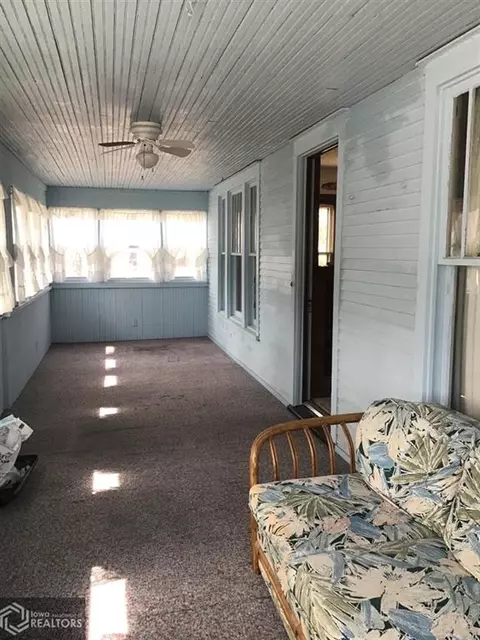 503 E Ninth St, Vinton, IA 52349 photo 4